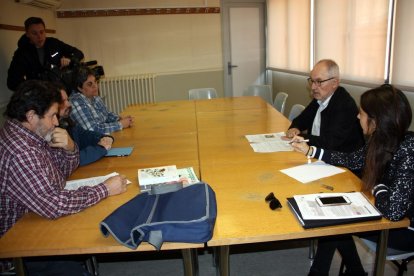 La plataforma, ayer ante el Síndic de Greuges en Lleida.