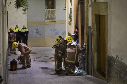 Imagen de la vivienda afectada por el fuego en Tàrrega. 