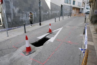 Imagen de obras de reparación por la tarde en la zona y, arriba, el socavón que apareció por la mañana.