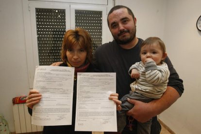 La familia de Balaguer tras conseguir que se les instalaran los contadores de la luz y el gas. 