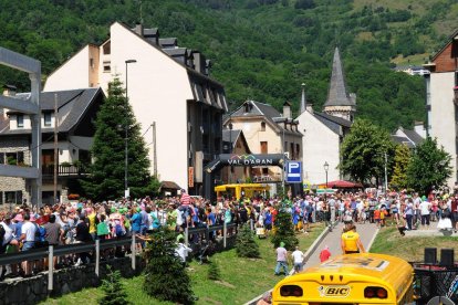 El público abarrotó las calles de Vielha con la salida del Tour.