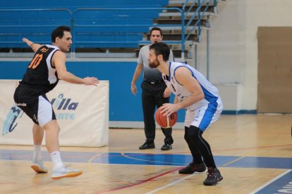 Miki Feliu defensa un jugador del Melilla, en una acció del partit d’ahir.