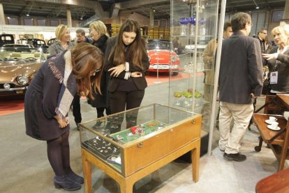 Algunos de los asistentes ayer a la inauguración del salón Lleidaantic en los Camps Elisis. 