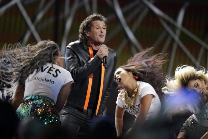 Actuación de Carlos Vives en la gala de los Grammy Latino en el T-Mobile Arena de Las Vegas y el beso entre Jennifer López y Marc Anthony. 