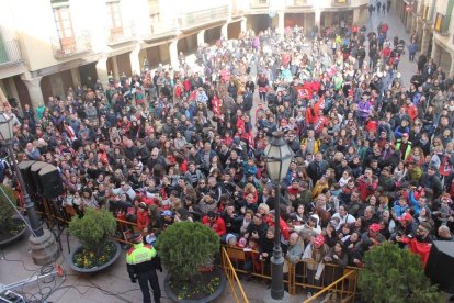 Centenars de seguidors han acompanyat Màrquez a l'ajuntament.