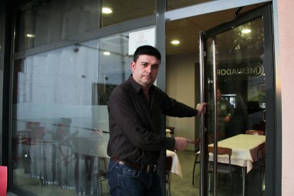 El propietari del bar mostrava ahir a la tarda la nova porta que li van col·locar després del robatori.