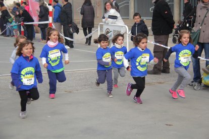 Un grup de nenes durant una de les curses infantils celebrades ahir al matí al col·legi Pràctiques II.