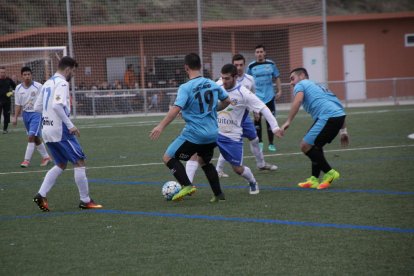 Varios jugadores se disputan el balón en una jugada del partido. 