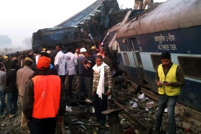 Imatge de la zona del descarrilament a Kanpur, al nord de l’Índia.