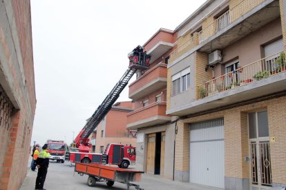 Los Mossos accedieron con el camión escalera de los Bomberos al piso de Duaigües (arriba a la derecha) y retiraron el carro que colocó. 