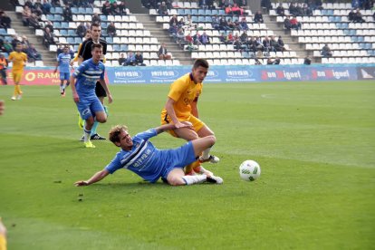 El lleidatà Xavi Quintillà, que va estar molt actiu davant dels seus excompanys, es llança als peus d’un jugador del Barça B.