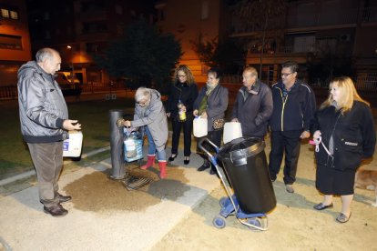 Els veïns afectats anaven a buscar aigua amb garrafes i un bidó a la font més propera.