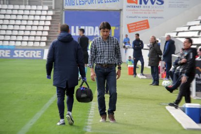 Gustavo Siviero, capbaix davant la banqueta diumenge passat durant el partit davant del Barça B.