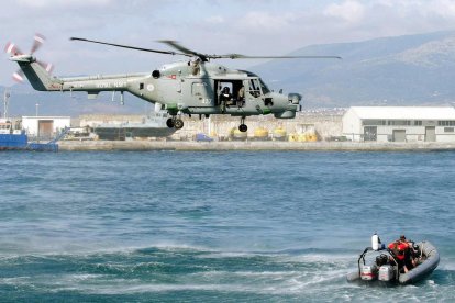 Un helicòpter britànic sobrevola Gibraltar, en un simulacre.