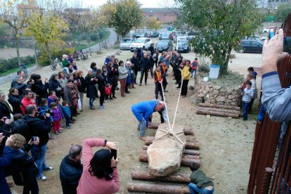 Moure un menhir a l’estil prehistòric, una de les activitats del Camp d’Aprenentatge de la Noguera.