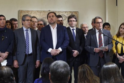 El portaveu de PDECat, Francesc Homs (2i), acompanyat del diputat de Junts pel Sí en el Parlament Lluis LLach (i), el vicepresident de la Generalitat de Catalunya, Oriol Junqueras (3i); el president, Carles Puigdemont (3d); i l'expresident Artur Mas (2d),