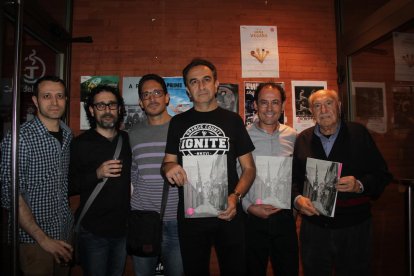 Algunos de los responsables de la revista ‘Arts’, ayer antes de la presentación en el Cafè del Teatre.