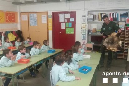 Un dels agents durant l’explicació als alumnes.