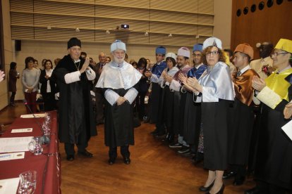 Francesco Tonucci rebent aplaudiments després de ser investit doctor ‘honoris causa’ a la UdL.