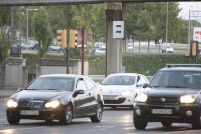 Uno de los radares fijos de velocidad instalados en Lleida desde el año 2014.