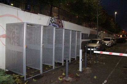 Instal·lades les gàbies per a bicis al Rectorat