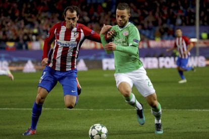 Godín lluita una pilota amb Bart Ramselaar, del PSV.