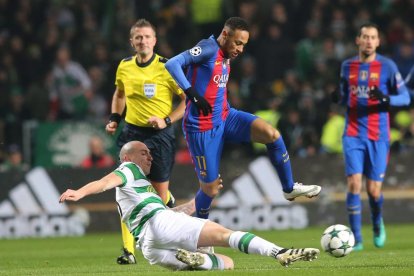 Neymar supera Brown en una acció del partit d’ahir.