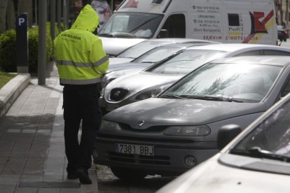 Imagen de archivo de un vigilante de zona azul en Lleida.