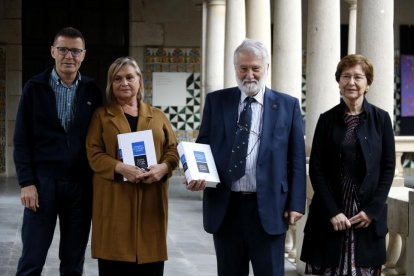 Ros y Cabré con la Gramàtica, flanqueados por los coordinadores. 