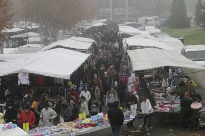 Imagen del mercadillo del Camp d'Esports a media mañana.