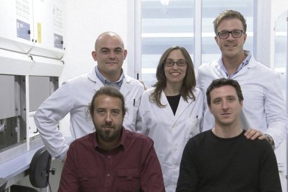 Els cinc socis que han creat l’empresa Moirai Biodesign: Núria Conde, Ivan Dotu, Salvador Duran, Amadís Pagès i Daniel Poglayen.