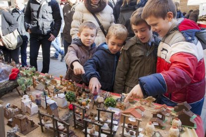 Els més petits van gaudir ahir de les diferents parades del mercat nadalenc d’Agramunt.