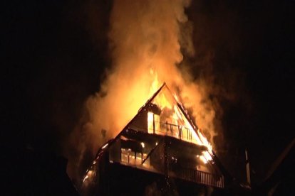 Imagen del incendio que destruyó cuatro viviendas en la tarde de ayer en Gausac.