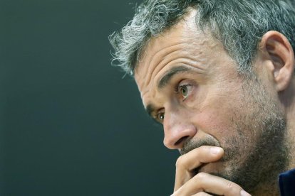 Luis Enrique, amb gest seriós, durant la compareixença d’ahir davant els mitjans de comunicació.