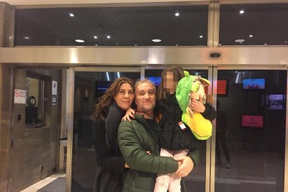 Fernando Blanco y Margarita Garau con su hija en una foto tomada la semana pasada en Madrid. 