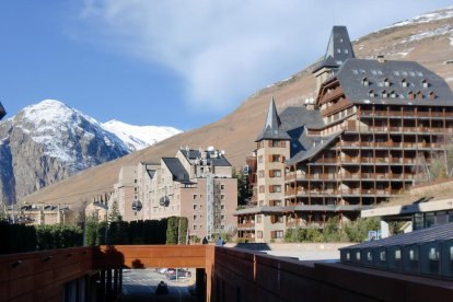 L’edifici Port de la Bonaigua, en primer terme, i la urbanització de Ruda.