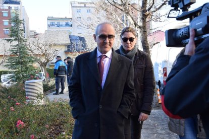 Margarita Garau, junto a su abogado, a la entrada a los juzgados de La Seu d’Urgell, ayer al mediodía.