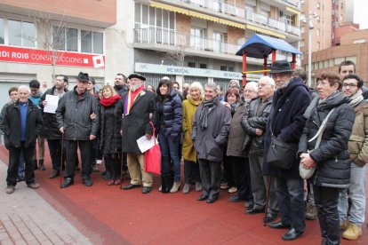 Una trentena de representants sindicals, polítics i d’entitats van acompanyar ahir Rosa Peñafiel.