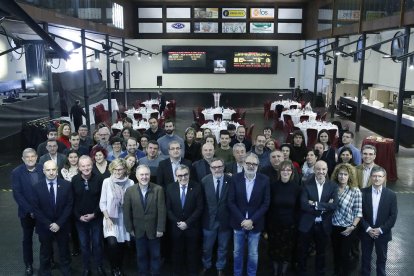 Foto de grup dels assistents al dinar que l’alcalde comparteix anualment amb els mitjans.