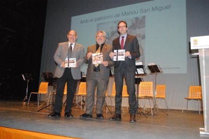 La presentación de la guía en el teatro L’Amistat. 