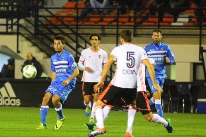 Cristian Alfonso, envoltat de jugadors valencianistes, va passar pràcticament desapercebut durant el partit.