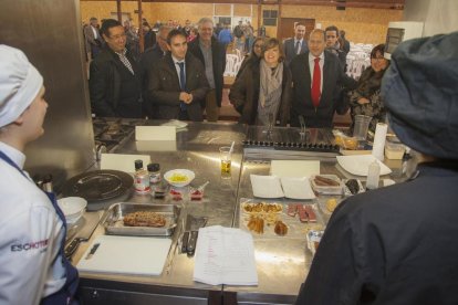 La consellera Meritxell Borràs y el alcalde de Preixana, Jaume Pané, ayer en el Mercat De Prop.