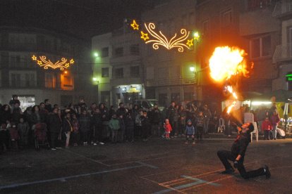 Los Saltimbankis de Bellvís llevaron a cabo una exhibición de malabares y fuego. 