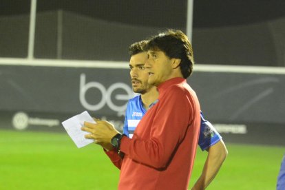 Gustavo Siviero da instrucciones a Cristian Fernández el sábado ante el Valencia Mestalla.