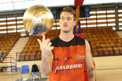 Papantoniou durante su presentación con el Araberri.