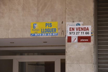 Imatge d’arxiu de cartells que ofereixen pisos a Lleida.