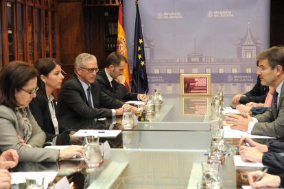 Anna González davant de Rafael Catalá durant la reunió que van mantenir ahir al ministeri.