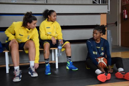 Warthen, en el centro de la imagen, y Williams, a la derecha, durante un entrenamiento.