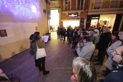 Mig centenar de lleidatans van protestar contra la guerra siriana.