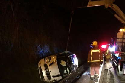 El vehicle que va quedar bolcat ahir a la via després d’intentar esquivar una roca a la C-14 a Organyà.